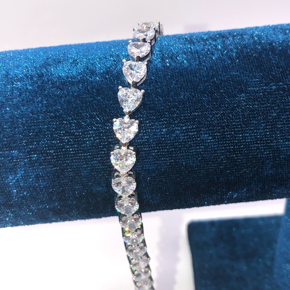 18k 30ct Heart Tennis Bracelet - Picture 5 of 17